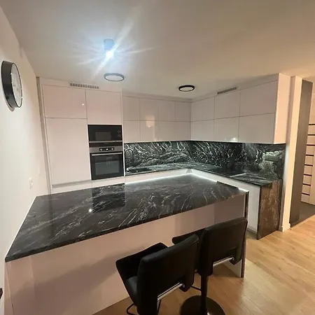 Flat - Garage Parking - Trita Sk Apartmán